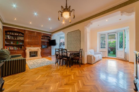 Продажа квартиры в Барселона, Испания 6 спален, 153м2 №122068 - фото 1