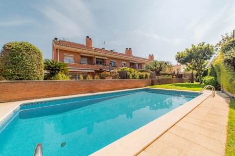 Продажа таухауса в Премия де Мар, Барселона, Испания 4 спальни, 290м2 №120469 - фото 1