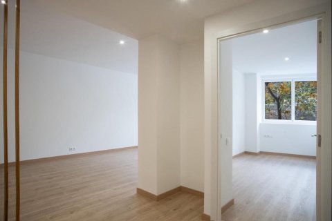 Продажа квартиры в Барселона, Испания 2 спальни, 92м2 №122107 - фото 3