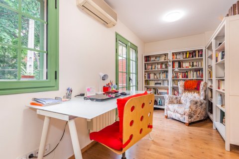 House for sale Madrid, Spain 5 bedrooms, 186 sq.m. No. 122370 - photo 11