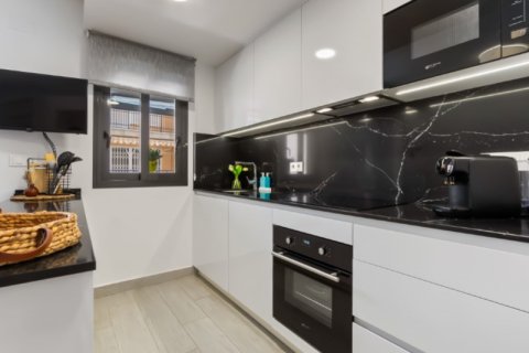 Apartamento en venta Torrevieja, Alicante, España 3 dormitorios,  No. 125519 - foto 8