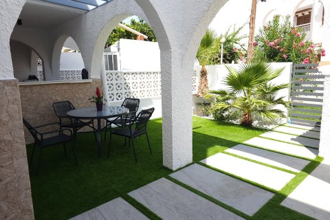 Bungalo pārdošanā Torrevieja, Alicante, Spānijā 1 istaba, 94 m2 Nr. 130630 - attēls 1