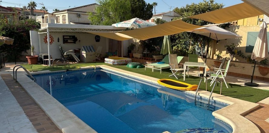 Villa Torrevieja, Alicante, Espagne 4 chambres, 250 m2 No. 127215