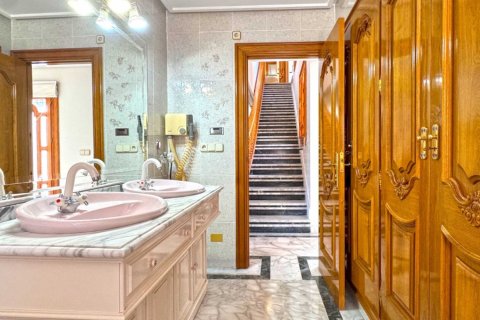 Townhouse for sale in San Pedro del Pinatar, Murcia, Spain 6 bedrooms, 382 sq.m. No. 131961 - photo 19