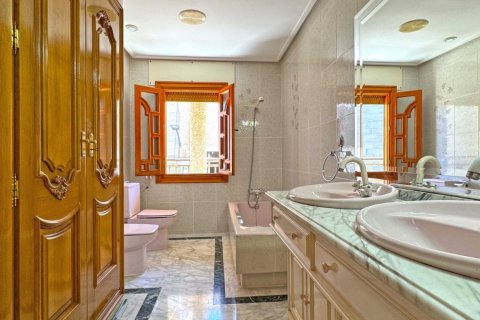 Townhouse for sale in San Pedro del Pinatar, Murcia, Spain 6 bedrooms, 382 sq.m. No. 131961 - photo 18