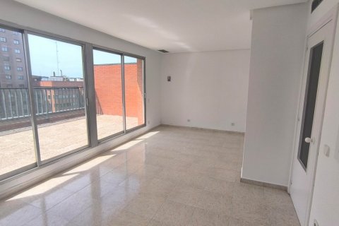Аренда пентхауса в Мадрид, Испания 2 спальни, 85м2 №121726 - фото 3