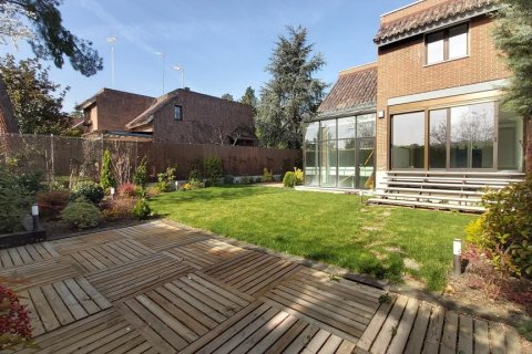 Townhouse for rent Alcobendas, Madrid, Spain 4 bedrooms, 300 sq.m. No. 121439 - photo 10