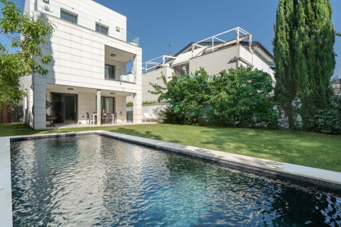 Продажа виллы в Мадрид, Испания 6 спален, 458м2 №122368 - фото 1