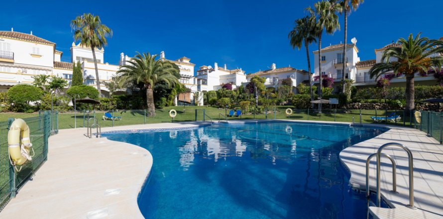 Rindu māja Estepona, Malaga, Spānijā 3 istabas, 197 m2 Nr. 122369