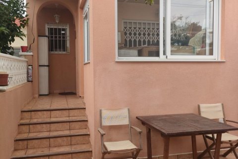 Bungalo pārdošanā Torrevieja, Alicante, Spānijā 1 istaba, 61 m2 Nr. 130574 - attēls 2