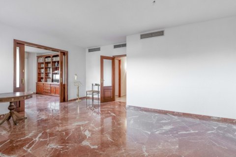 Продажа квартиры в Севилья, Испания 5 спален, 346.23м2 №122234 - фото 4