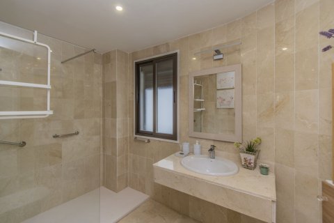 Huoneisto myytävänä Estepona, Malaga, Espanja, 2 makuuhuonetta, 89 m2 No. 127440 - kuva 8