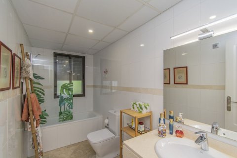 Huoneisto myytävänä Estepona, Malaga, Espanja, 2 makuuhuonetta, 89 m2 No. 127440 - kuva 9