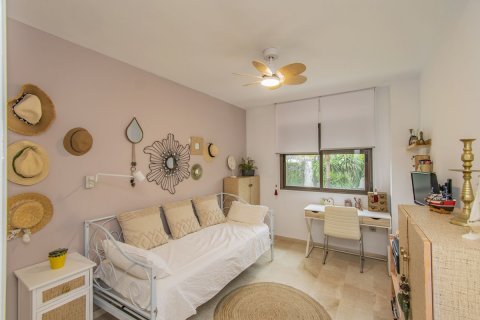 Huoneisto myytävänä Estepona, Malaga, Espanja, 2 makuuhuonetta, 89 m2 No. 127440 - kuva 4