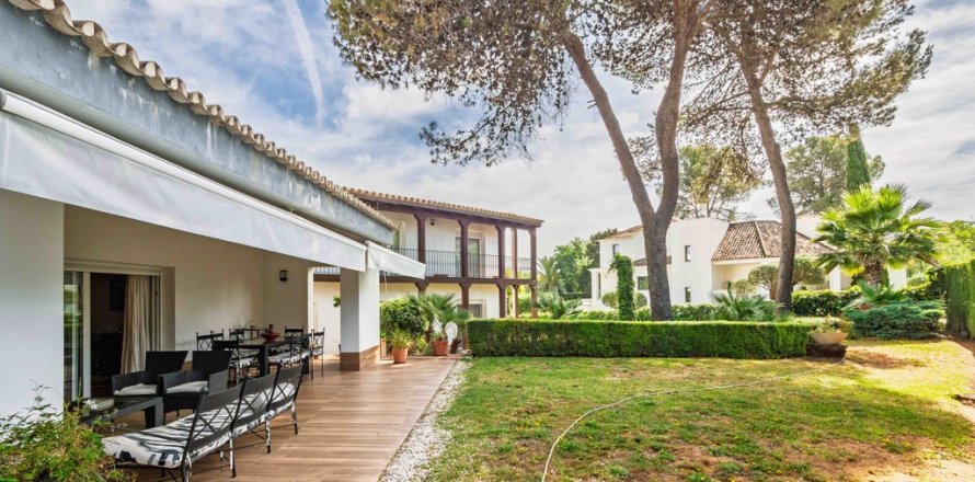 Villa Castilleja de la Cuesta, Seville, Spain 5 bedrooms, 451 sq.m. No. 121569