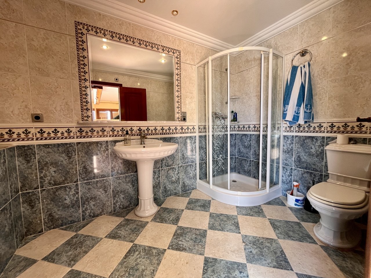 Villa i La Nucia, Alicante, Spanien 4 sovrum, 600 kvm. Nr. 124957