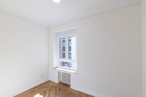 Apartment for rent Madrid, Spain 4 bedrooms, 150 sq.m. No. 124655 - photo 24