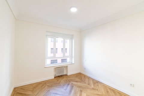Apartment for rent Madrid, Spain 4 bedrooms, 150 sq.m. No. 124655 - photo 29
