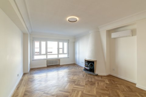 Apartment for rent Madrid, Spain 4 bedrooms, 150 sq.m. No. 124655 - photo 2