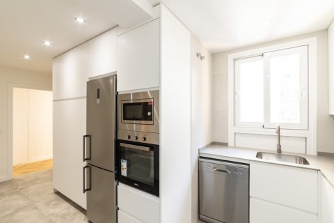 Apartment for rent Madrid, Spain 4 bedrooms, 150 sq.m. No. 124655 - photo 10