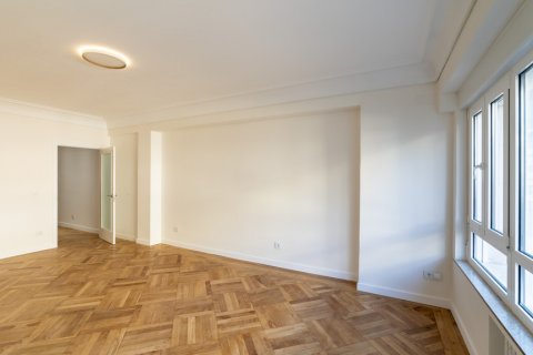 Apartment for rent Madrid, Spain 4 bedrooms, 150 sq.m. No. 124655 - photo 5