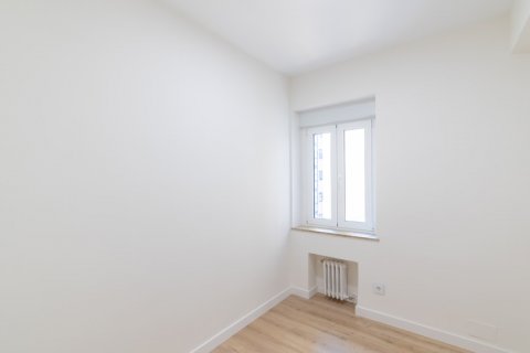 Apartment for rent Madrid, Spain 4 bedrooms, 150 sq.m. No. 124655 - photo 14