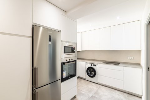 Apartment for rent Madrid, Spain 4 bedrooms, 150 sq.m. No. 124655 - photo 8