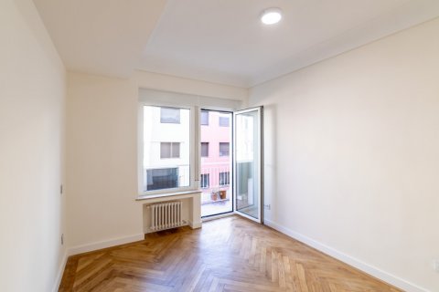 Apartment for rent Madrid, Spain 4 bedrooms, 150 sq.m. No. 124655 - photo 19