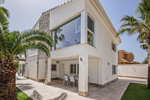 Villa till salu La Zenia, Alicante, Spanien 4 sovrum, 185 kvm. Nr. 126973 - foto 3