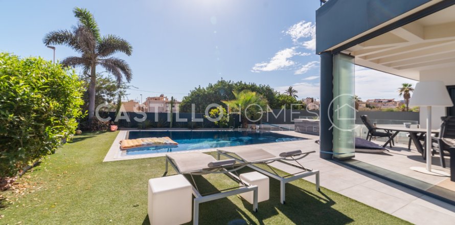 Villa Torrevieja, Alicante, Espagne 5 chambres, 232 m2 No. 125124