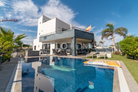 Villa à vendre Torrevieja, Alicante, Espagne, 5 chambres, 232 m2 No. 125124 - photo 2