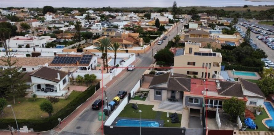 Villa Torrevieja, Alicante, Espagne 3 chambres, 132 m2 No. 125693