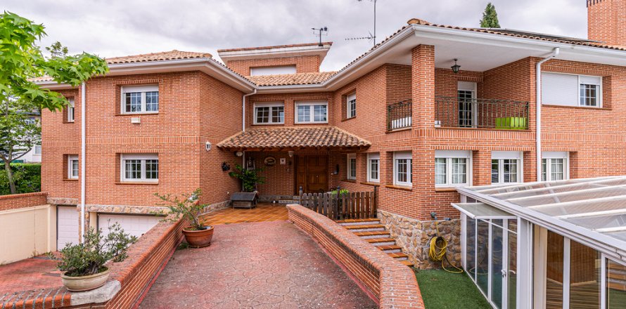 Villa Las Rozas de Madrid, Madrid, Spagna 5 camere da letto, 659 mq. N° 121557