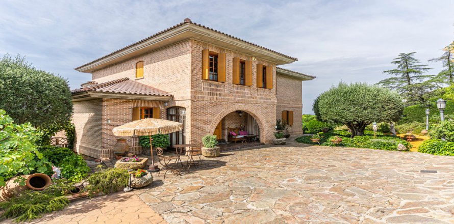 Вилла в Лас-Розас де Мадрид, Мадрид, Испания 4 спальни, 550м2 №124517