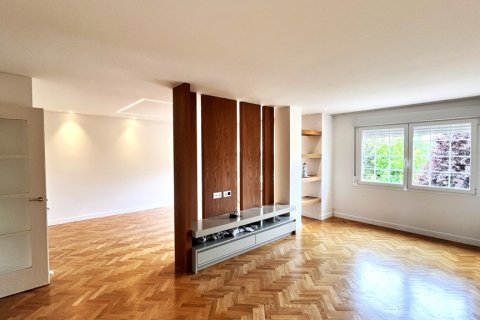 Townhouse for rent Las Rozas de Madrid, Madrid, Spain 4 bedrooms, 300 sq.m. No. 124538 - photo 2