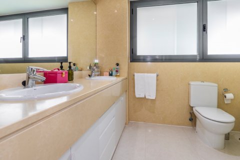 House for sale Madrid, Spain 5 bedrooms, 328 sq.m. No. 122522 - photo 24