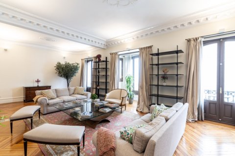 Аренда квартиры в Мадрид, Испания 5 спален, 300м2 №124697 - фото 6