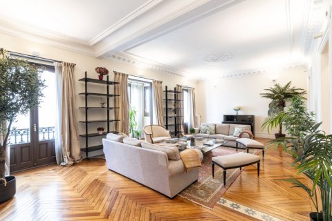 Аренда квартиры в Мадрид, Испания 5 спален, 300м2 №124697 - фото 1