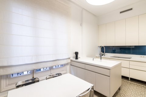 Аренда квартиры в Мадрид, Испания 5 спален, 300м2 №124697 - фото 13