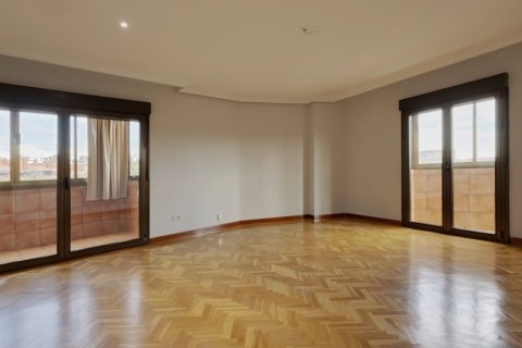 Продажа квартиры в Мадрид, Испания 4 спальни, 141м2 №120063 - фото 1