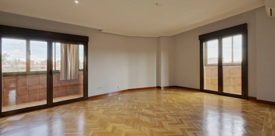 Квартира в Мадрид, Испания 4 спальни, 141м2 №120063
