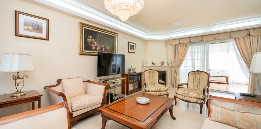 Huvila Madrid, Espanja 5 makuuhuonetta, 290 m2 No. 120406