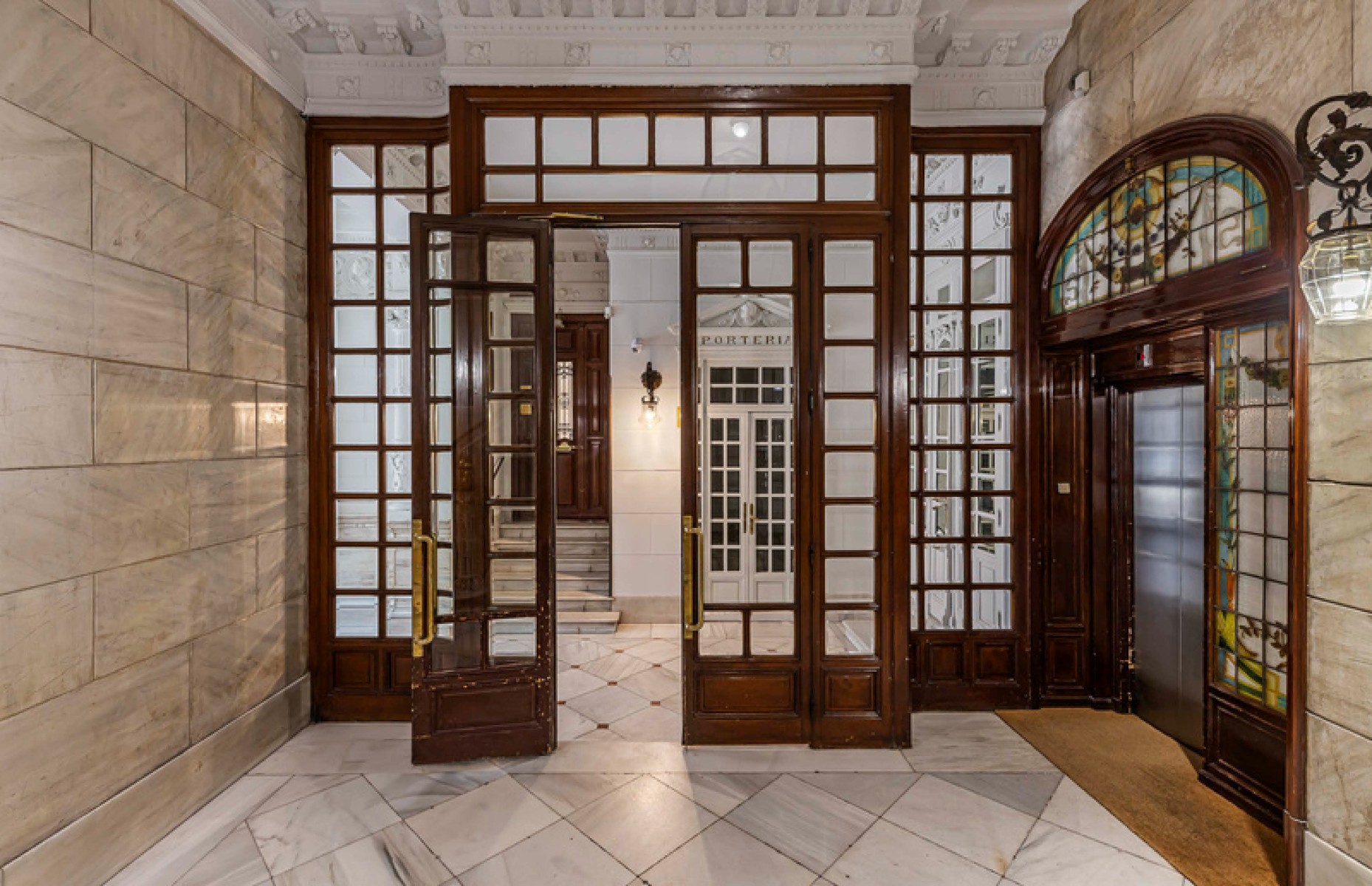 Huoneisto Madrid, Espanja 4 makuuhuonetta, 357 m2 No. 122749
