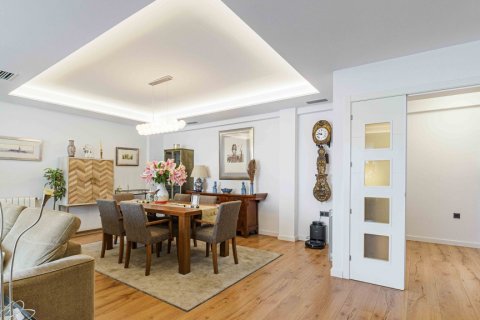 Продажа квартиры Севилья, Испания 3 спальни, 241м2 №120419 - фото 3