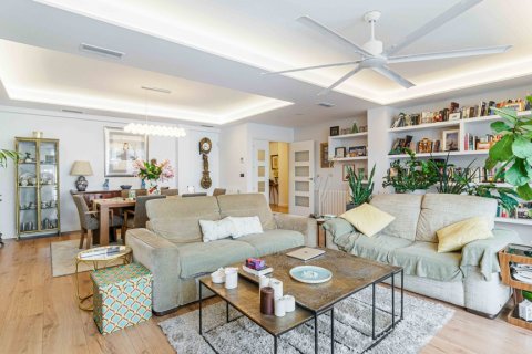 Продажа квартиры Севилья, Испания 3 спальни, 241м2 №120419 - фото 2