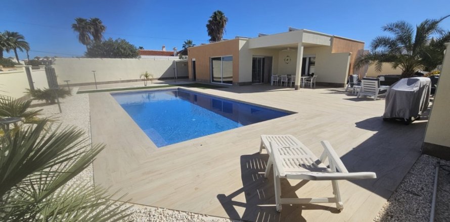 Villa Torrevieja, Alicante, Spagna 4 camere da letto, 195 mq. N° 125011