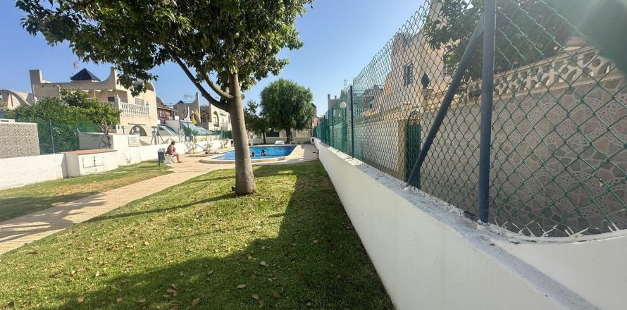 Townhouse Torrevieja, Alicante, Espagne 3 chambres, 80 m2 No. 125937