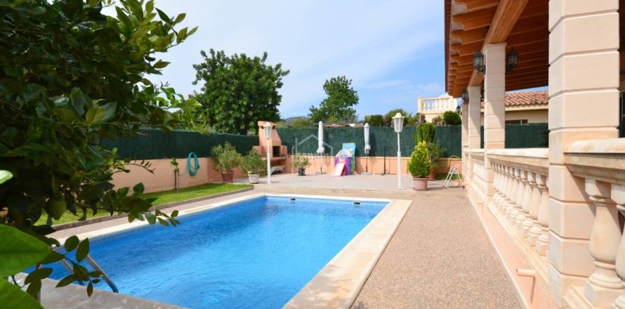 Townhouse in Cala Millor, Mallorca, Spain 5 bedrooms, 348 sq.m. No. 127968