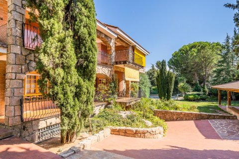 Продажа виллы в Бекерриль-де-ла-Сьерра, Мадрид, Испания 8 спален, 516м2 №122409 - фото 1