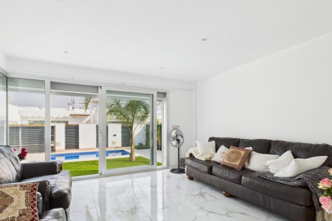 Villa for sale Los Alcazares, Murcia, Spain 3 bedrooms,  No. 132074 - photo 10